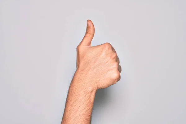 손가락을 엄지손가락을 치켜올리고 확인하고 긍정적 상징으로 성공적으로 승인의 몸짓을 텍사스 — 스톡 사진