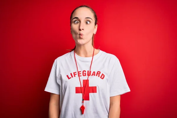 Bella Donna Bagnino Indossa Shirt Con Croce Rossa Utilizzando Fischietto — Foto Stock