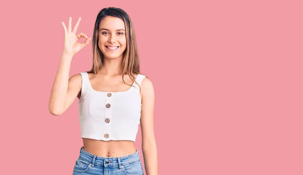 Menina Bonita Nova Vestindo Camisa Casual Sem Mangas Sorrindo Positivo — Fotografia de Stock