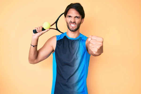 Bonito Hispânico Homem Jogando Tênis Segurando Raquete Bola Irritado Frustrado — Fotografia de Stock
