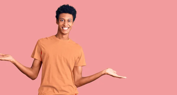 Genç Afro Amerikan Adam Günlük Kıyafetler Giyiyor Gülümseyerek Iki Elini — Stok fotoğraf