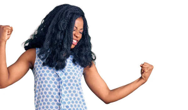 Güzel Afro Amerikan Kadın Günlük Yazlık Tişört Giyiyor Gururla Gülümseyen — Stok fotoğraf