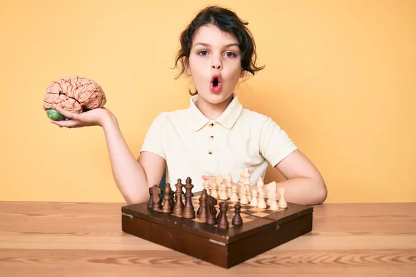 Schattig Latijns Amerikaans Kind Houdt Hersenen Terwijl Het Schaken Bang — Stockfoto