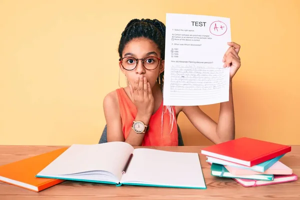 Ung Afrikansk Amerikansk Flicka Barn Med Flätor Visar Godkänd Examen — Stockfoto