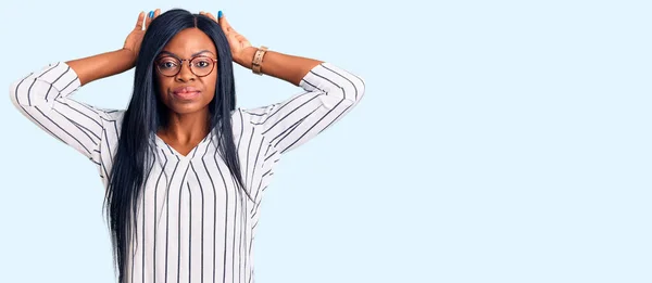 Ung Afrikansk Amerikansk Kvinna Klädd Vardagskläder Och Glasögon Gör Kaninöron — Stockfoto