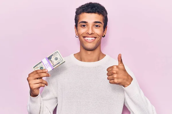 Joven Africano Amerciano Sosteniendo Dólares Sonriendo Feliz Positivo Pulgar Hacia — Foto de Stock