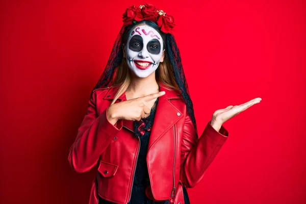 Mulher Vestindo Dia Traje Morto Sobre Vermelho Espantado Sorrindo Para — Fotografia de Stock