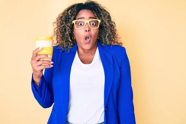 Fiatal Afro Amerikai Plusz Méretű Szemüveget Visel Fogd Egy Csésze — Stock Fotó