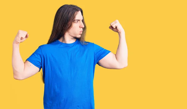 Young Adult Man Long Hair Wearing Swimwear Showing Arms Muscles — Stock Photo, Image