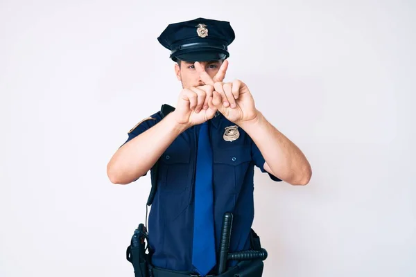 Молодий Кавказький Чоловік Поліцейській Формі Відмовляється Перетинати Пальці Роблячи Негативний — стокове фото
