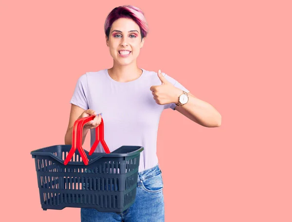 Jovem Mulher Bonita Com Cabelo Rosa Segurando Supermercado Cesta Compras — Fotografia de Stock