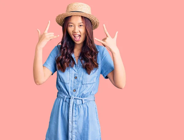 Jong Mooi Chinees Meisje Draagt Zomerhoed Schreeuwen Met Gekke Uitdrukking — Stockfoto