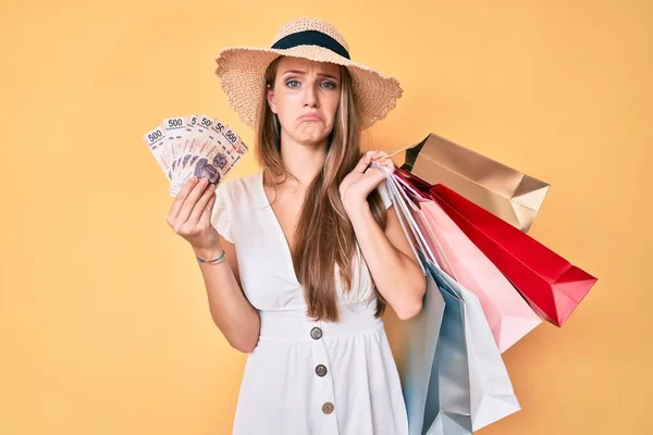 Ung Blond Flicka Håller Shoppingväskor Och Mexikanska Pesos Sedlar Deprimerade — Stockfoto