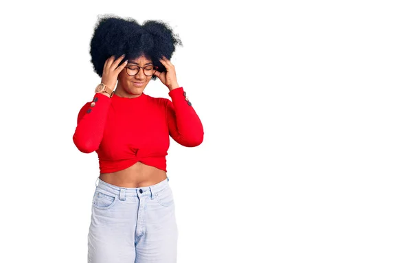 Jeune Fille Afro Américaine Portant Des Vêtements Décontractés Des Lunettes — Photo