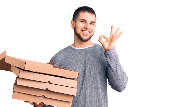 Jovem Homem Bonito Segurando Entrega Italiano Pizza Caixas Fazendo Sinal — Fotografia de Stock