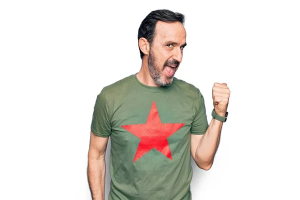 Medelålders Stilig Man Bär Shirt Med Revolutionerande Röd Stjärna Över — Stockfoto