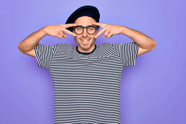Bonito Homem Com Olhos Azuis Vestindo Camiseta Listrada Boina Francesa — Fotografia de Stock