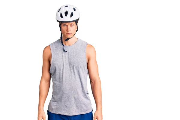 Homem Bonito Jovem Usando Capacete Bicicleta Cético Nervoso Franzindo Testa — Fotografia de Stock