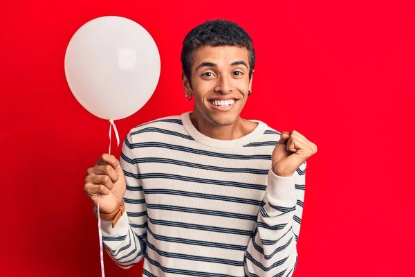 Ung Afrikansk Amercian Man Håller Ballong Skriker Stolt Firar Seger — Stockfoto