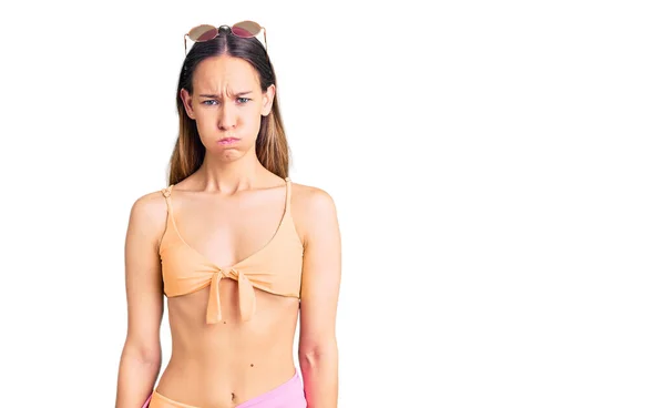 Mooie Brunette Jonge Vrouw Draagt Bikini Zonnebril Puffen Wangen Met — Stockfoto