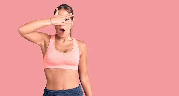 Junge Schöne Hispanische Frau Sportbekleidung Die Schockiert Gesicht Und Augen — Stockfoto