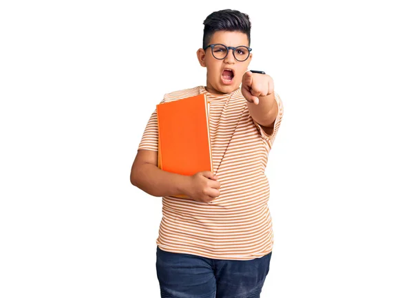 Menino Menino Segurando Livro Usando Óculos Apontando Descontente Frustrado Para — Fotografia de Stock