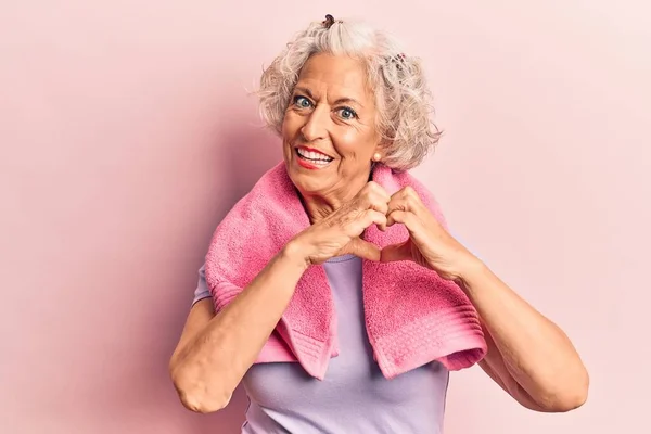Eine Ältere Grauhaarige Frau Sportbekleidung Und Handtuch Die Verliebt Lächelt — Stockfoto