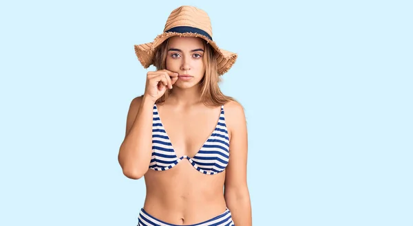 Fiatal Gyönyörű Szőke Bikiniben Kalapban Szájjal Szájjal Csukva Mint Zip — Stock Fotó