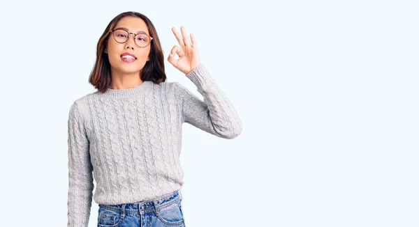 Giovane Bella Ragazza Cinese Indossa Abiti Casual Sorridente Positivo Facendo — Foto Stock