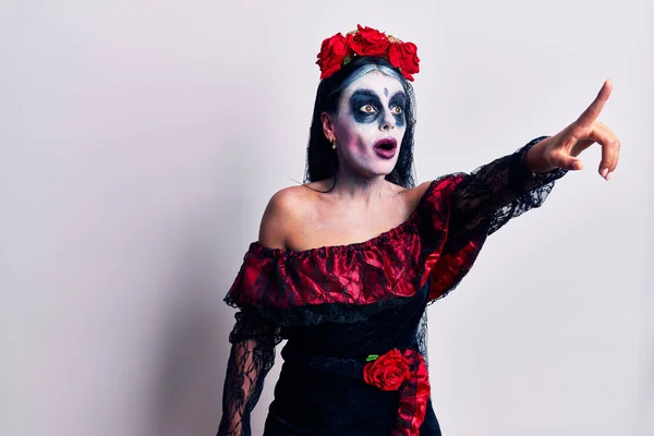 Mladá Žena Mexickém Dni Mrtvého Make Upu Ukazuje Prstem Překvapeně — Stock fotografie