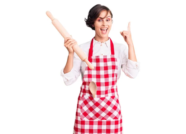 Hermosa Mujer Joven Con Pelo Corto Usando Delantal Panadero Profesional — Foto de Stock