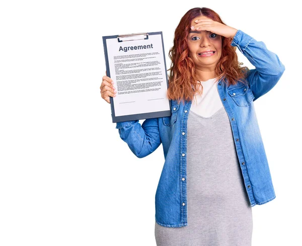 Jonge Latijnse Vrouw Met Klembord Met Overeenkomst Document Gestrest Gefrustreerd — Stockfoto