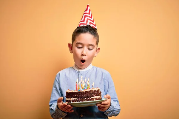 Schattige Peuter Draagt Verjaardagspet Met Taart Met Kaarsen Geïsoleerde Gele — Stockfoto