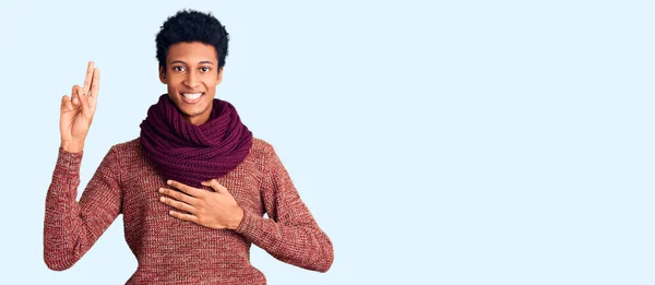 스웨터를 스카프를 아프리카계 미국인 남자가 가슴과 손가락을 맹세하며 웃으며 서약을 — 스톡 사진