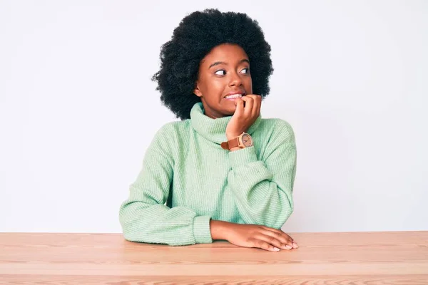Jonge Afro Amerikaanse Vrouw Draagt Casual Wintertrui Ziet Gestrest Nerveus — Stockfoto