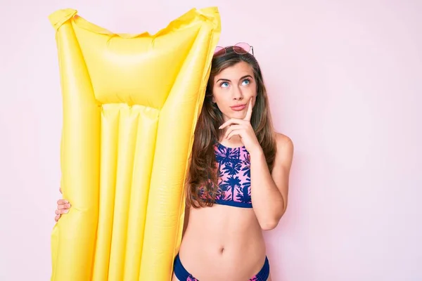 Schöne Junge Kaukasische Frau Trägt Bikini Und Hält Sommermatratze Schweben — Stockfoto
