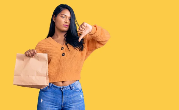 Mujer Hispana Con Pelo Largo Sosteniendo Llevar Bolsa Papel Con —  Fotos de Stock