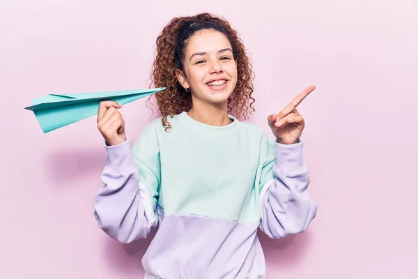 Mooi Kind Meisje Met Krullend Haar Holding Papier Vliegtuig Glimlachen — Stockfoto