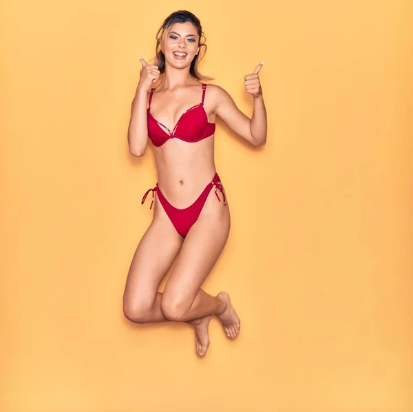 Joven Hermosa Chica Vacaciones Vistiendo Bikini Sonriendo Feliz Saltar Con —  Fotos de Stock