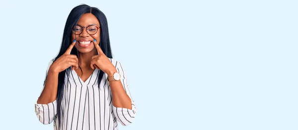 Joven Mujer Afroamericana Vistiendo Ropa Casual Gafas Sonriendo Con Boca —  Fotos de Stock