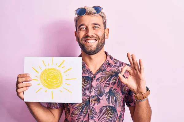 Bonito Turista Loiro Homem Férias Usando Óculos Sol Segurando Papel — Fotografia de Stock