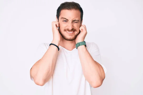 Homem Bonito Jovem Vestindo Camiseta Branca Casual Cobrindo Orelhas Com — Fotografia de Stock