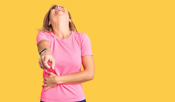 Spor Kıyafeti Giyen Genç Sarışın Kadın Sana Gülüyor Eli Vücudunun — Stok fotoğraf