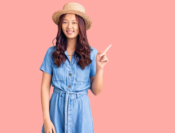 Menina Chinesa Bonita Nova Usando Chapéu Verão Com Grande Sorriso — Fotografia de Stock