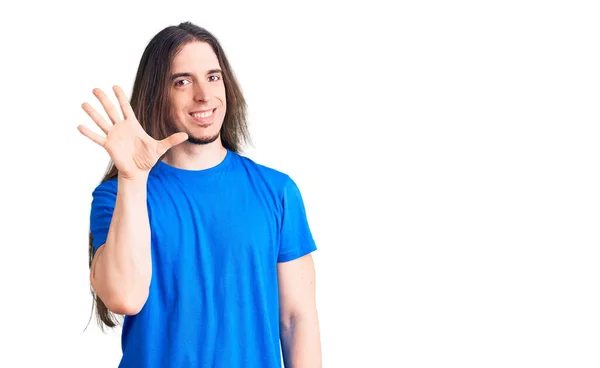 Junger Erwachsener Mann Mit Langen Haaren Trägt Badebekleidung Und Zeigt — Stockfoto