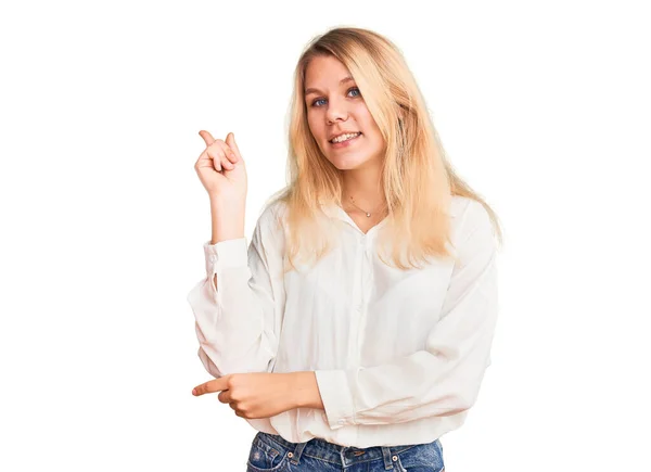 Junge Schöne Blonde Frau Lässigem Hemd Lächelt Glücklich Und Zeigt — Stockfoto