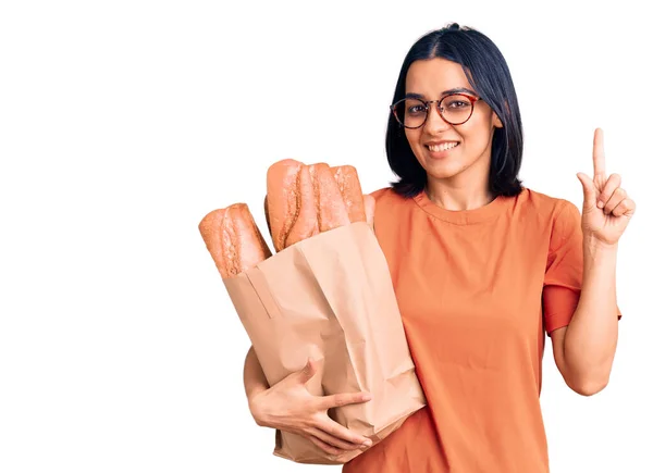 Ung Vacker Latinamerikansk Kvinna Bär Glasögon Hålla Papperspåse Med Bröd — Stockfoto