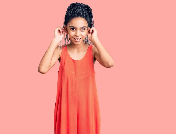 Söt Afrikansk Amerikansk Flicka Klädd Avslappnade Kläder Leende Dra Öron — Stockfoto