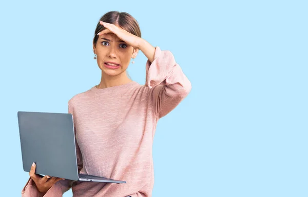 Schöne Kaukasische Frau Mit Blonden Haaren Arbeitet Mit Computer Laptop — Stockfoto