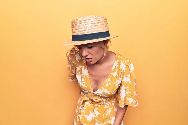 Schöne Blonde Frau Urlaub Mit Sommermütze Und Kleid Über Gelbem — Stockfoto